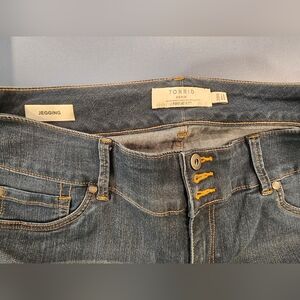 Torrid 3 button, jegging. Like New!